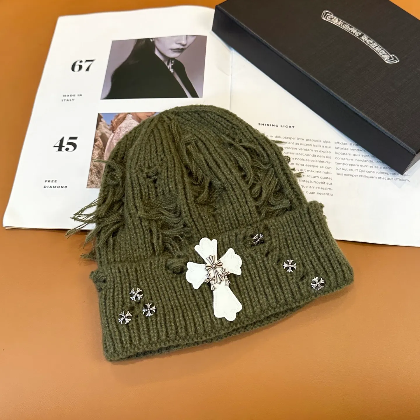 P70 🤍Chrome hearts new autumn and winter cross knitted hat🧶 One of the must-have hats in autumn and winter~ It really looks good on whoever wears it~, it is also a perfect match in black and white and gray in autumn~